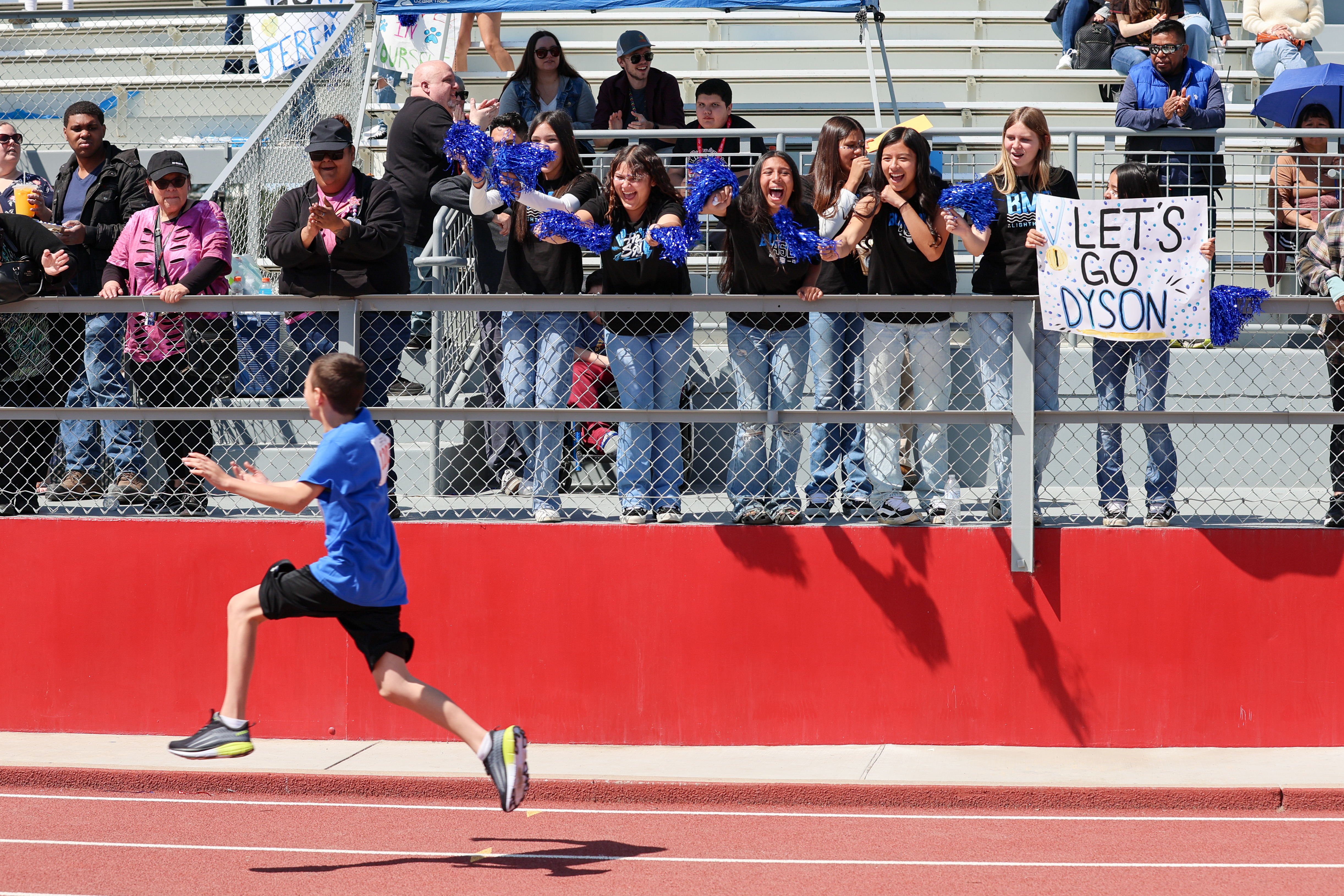Students cheer on runner